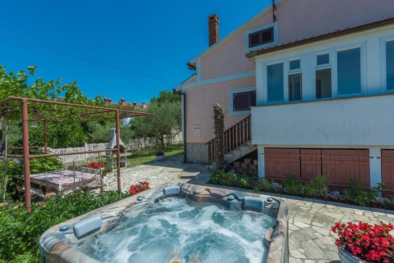 Ferienhaus Zora With Whirlpool Sveti Lovrec Pazenaticki Exterior photo